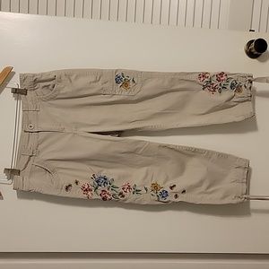 Style & Co. Embellish Capris Size 6P